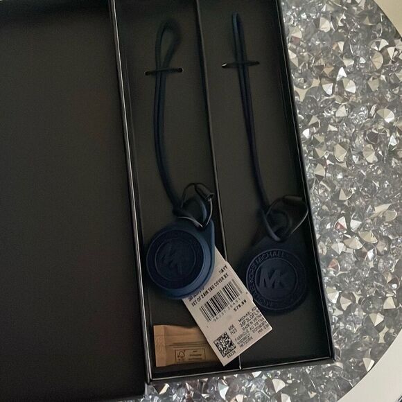 New in box Michael kors navy blue pair of rubber air tags $78 MSRP - Picture 6 of 9